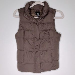 Gap women’s stylish taupe puffer vest with back ruching detailing size X Small